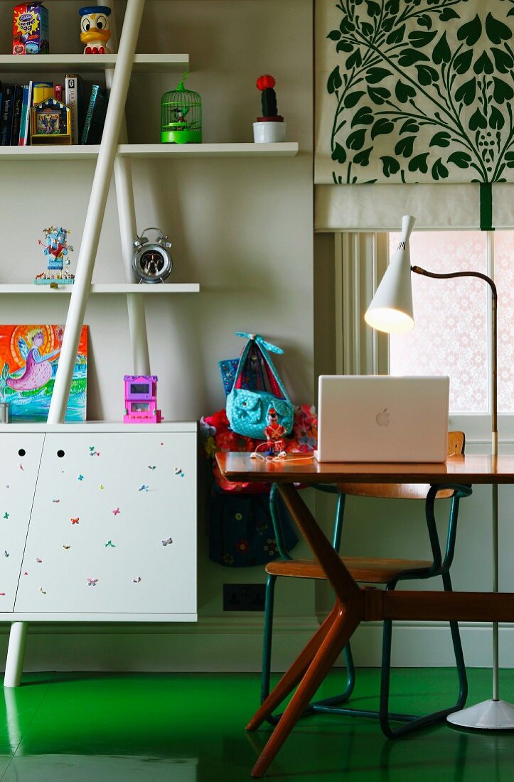 Ausschnitt eines Kinderzimmers mit Schreibtisch und Stehlampe im Fiftiesstil