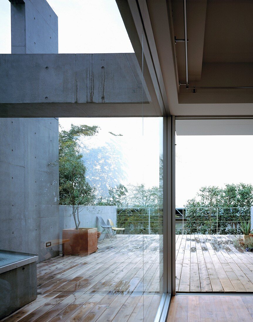 Blick aus dem Zimmer durch die Glaswände auf die Terrasse