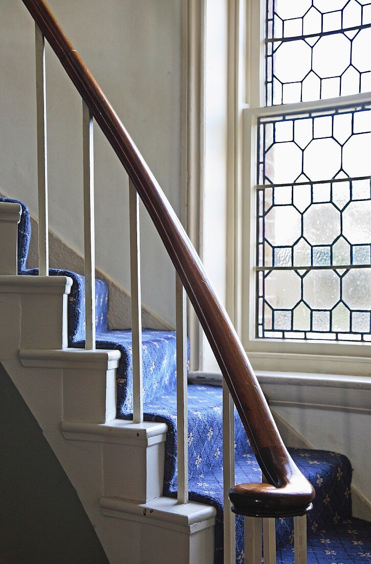 Treppe mit blauem Teppich ausgelegt