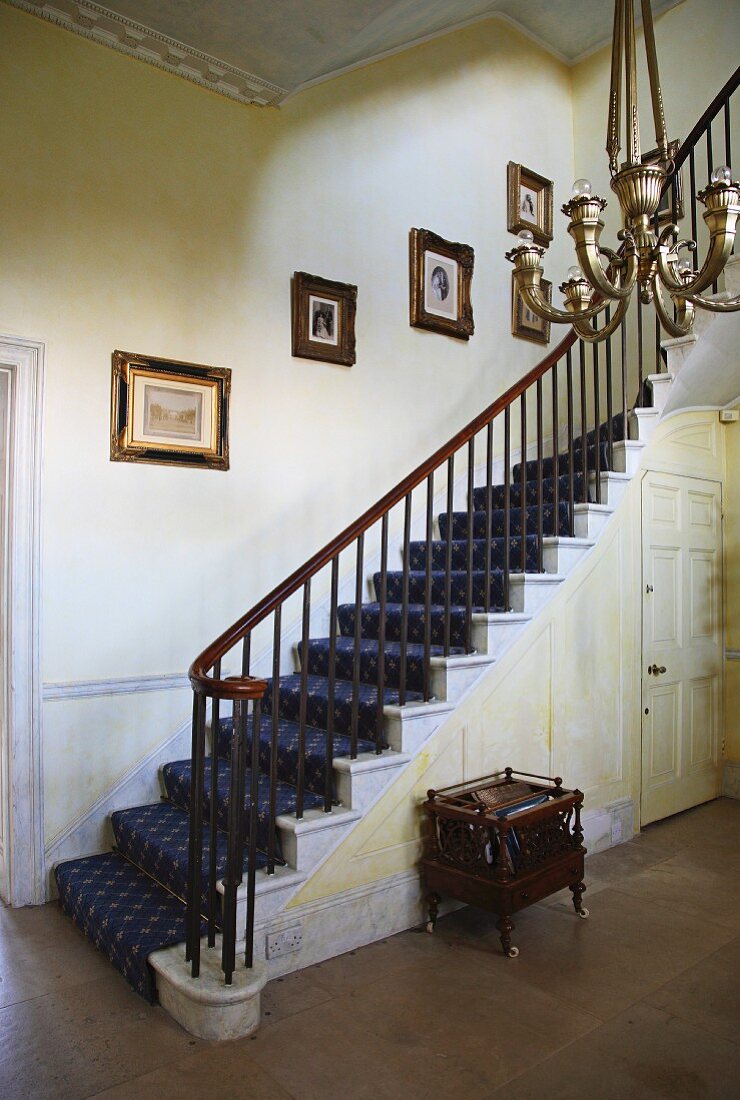 Diele mit Treppenaufgang in einem englischen Herrenhaus