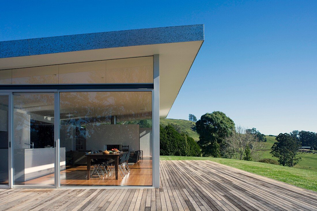 Haus mit Glasfront zur Holzterrasse