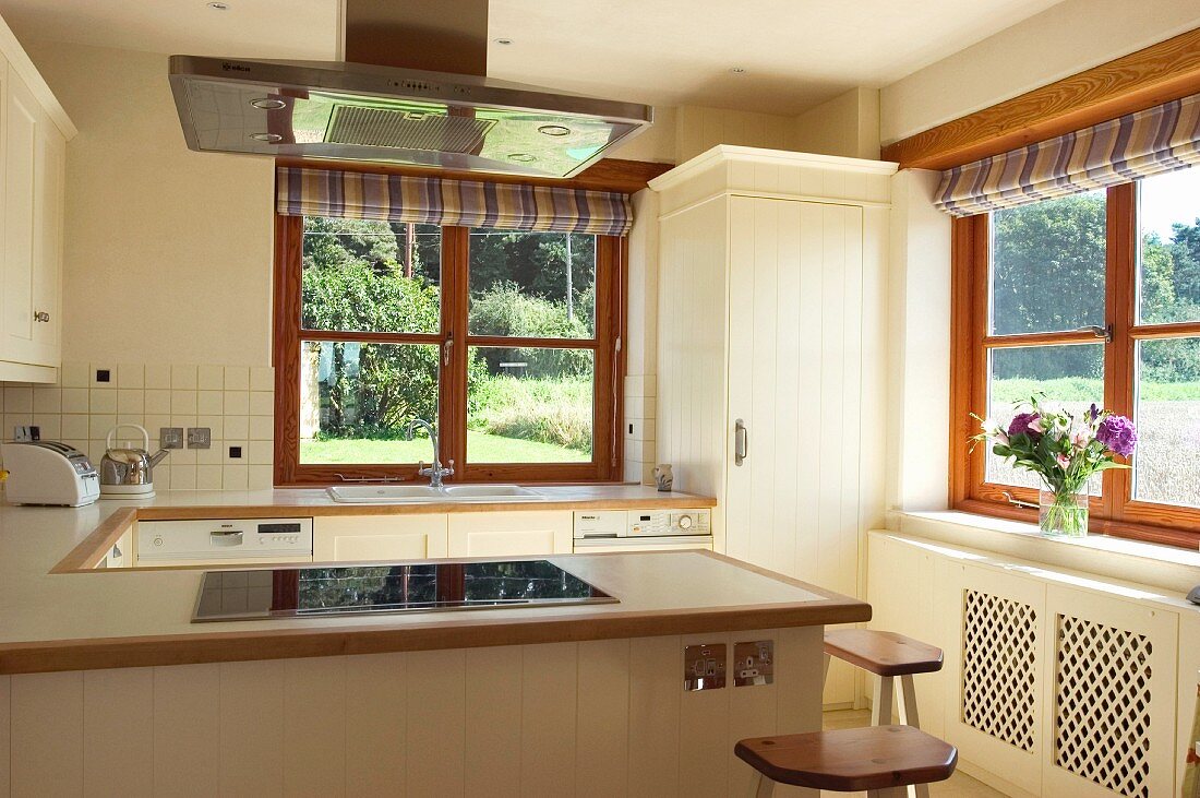 Haus im Grünen mit moderner Landhausküche - Mix mit weiss gstrichenem und naturbraunem Holz