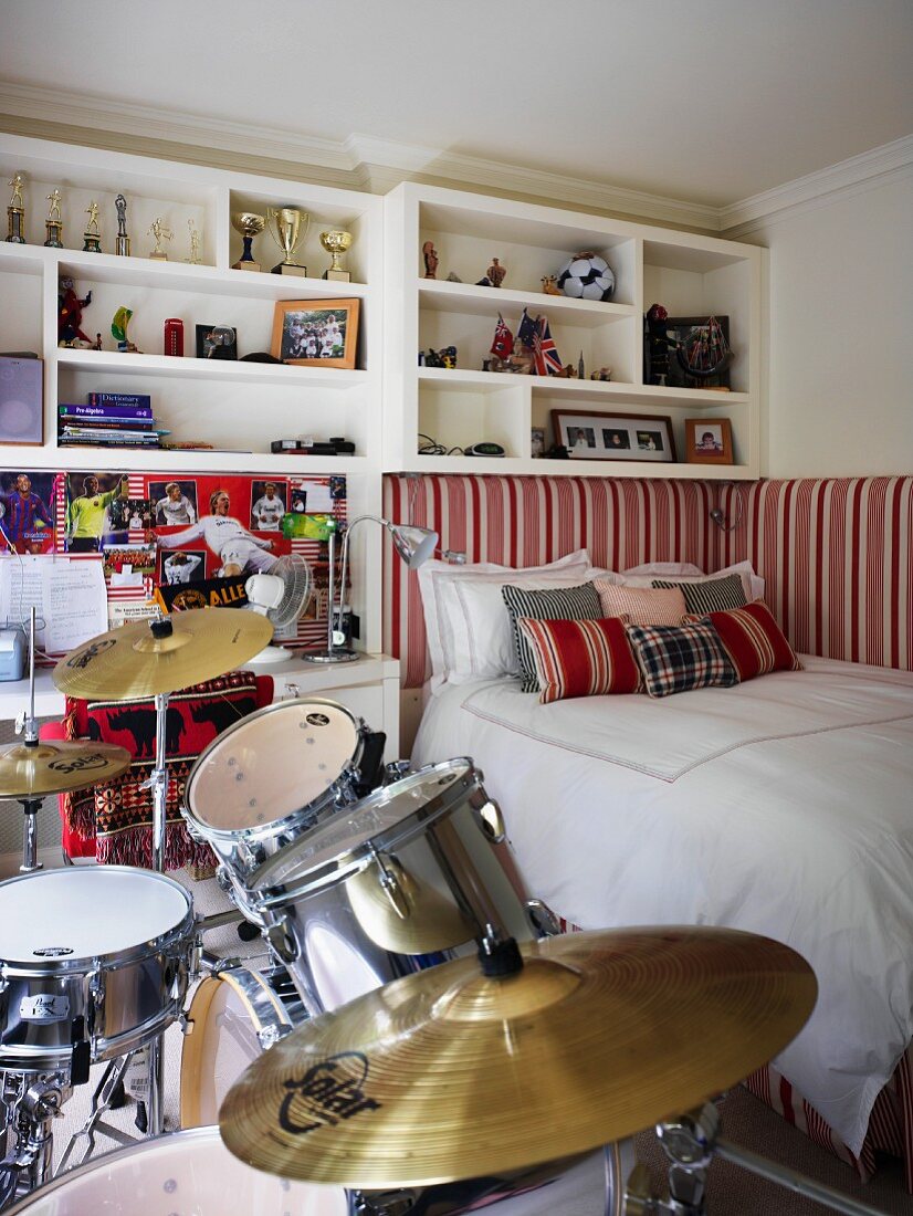 Jugendzimmer mit aufgebautem Schlagzeug