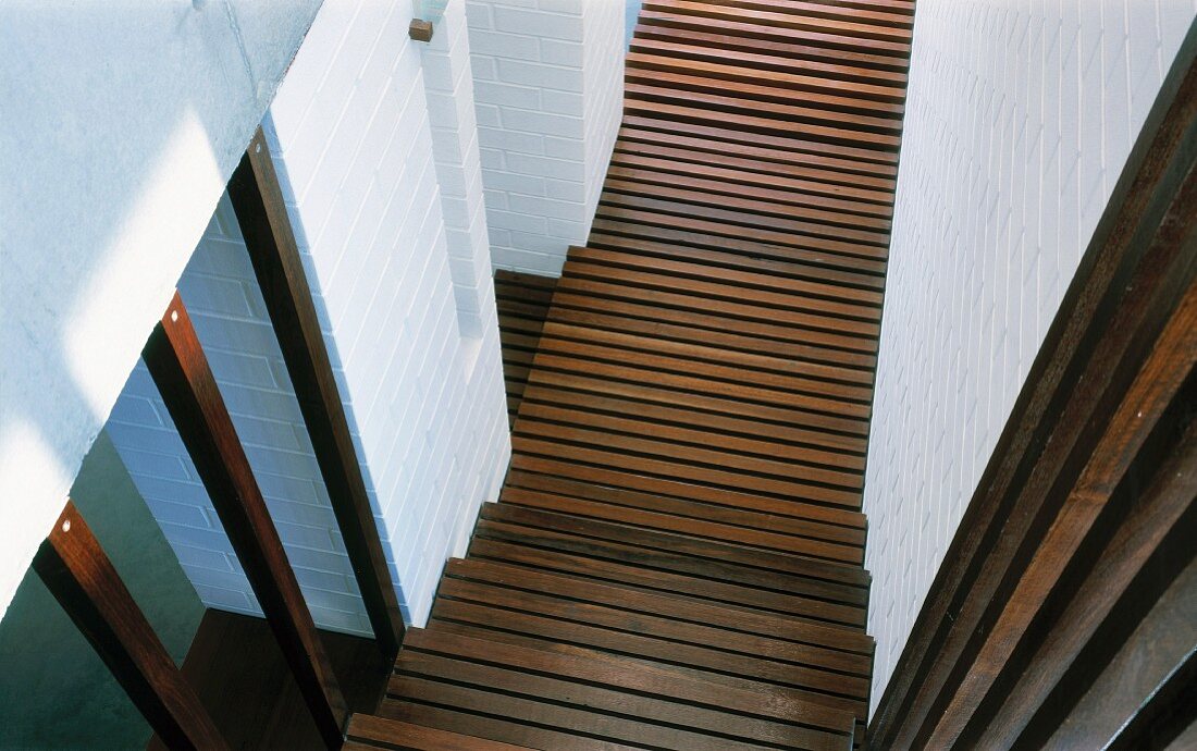 Blick auf Treppe aus Holzlamellen