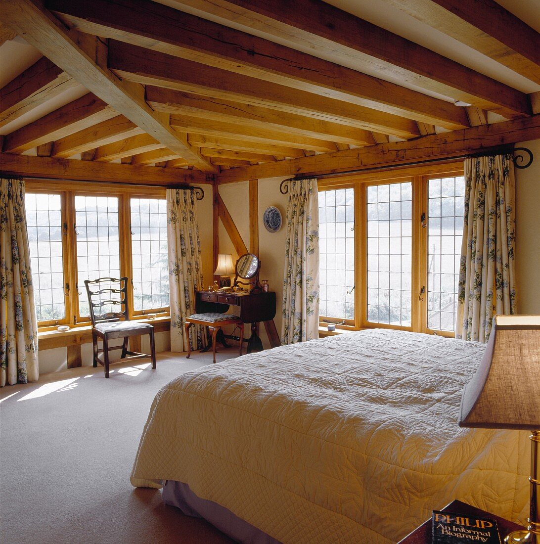 Romantisches Schlafzimmer in rustikaler Fachwerkkonstruktion