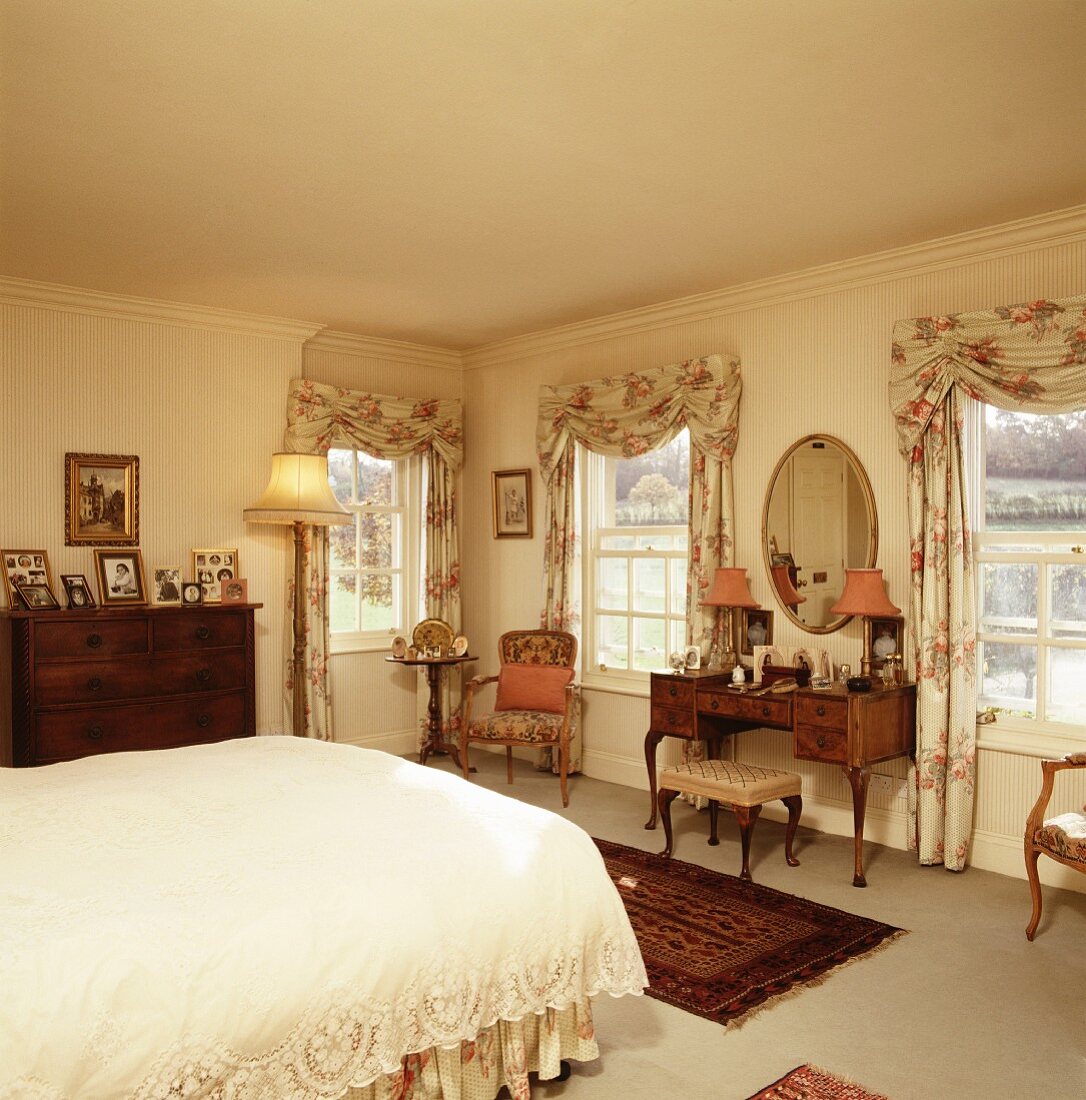 Romantisches Schlafzimmer im historischen Stil mit Blick auf Frisierkommode