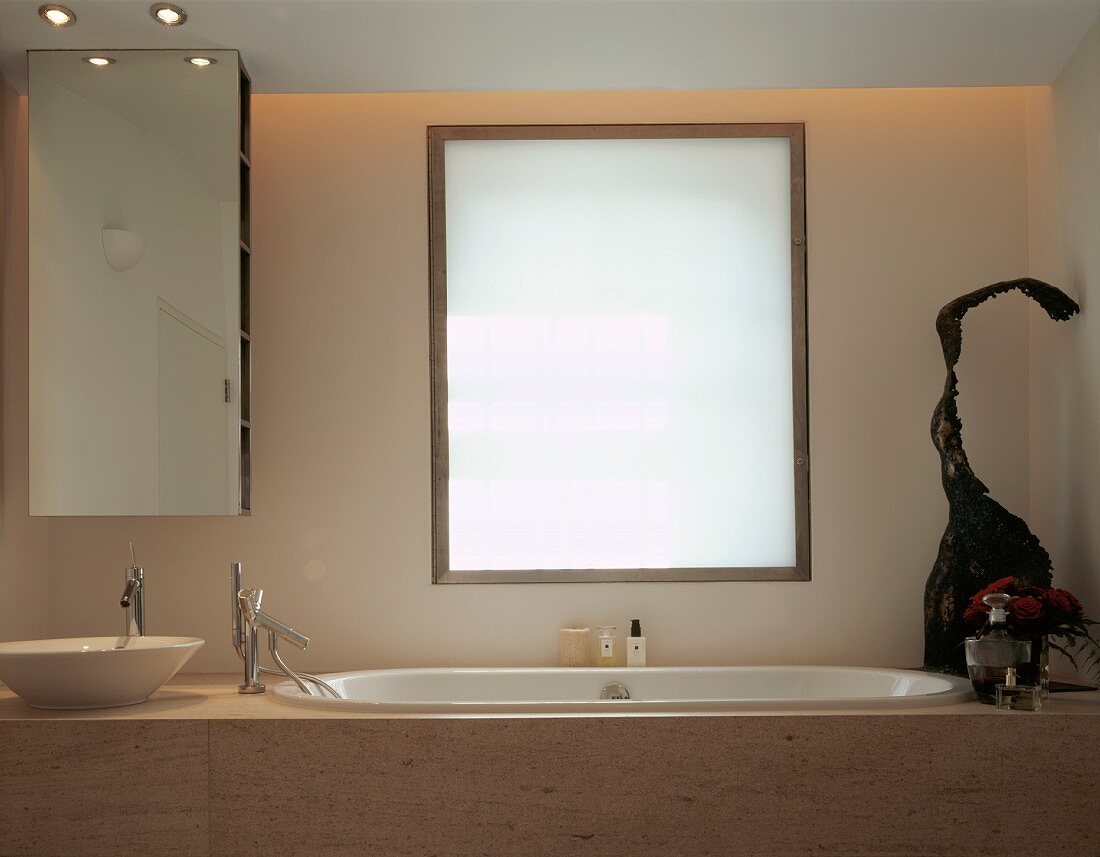 Ausschnitt eines Designer Badezimmers mit Marmorverkleidung an Badewanne