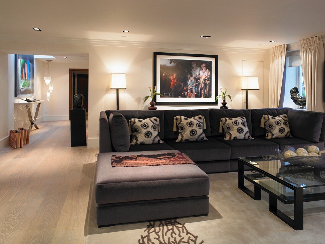 Sofa mit passendem Polstersitzhocker im eleganten Wohnraum