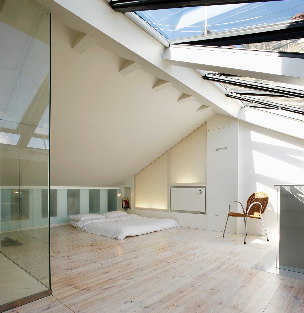 Minimalistisches Schlafzimmer unter teilweise verglastem Dach