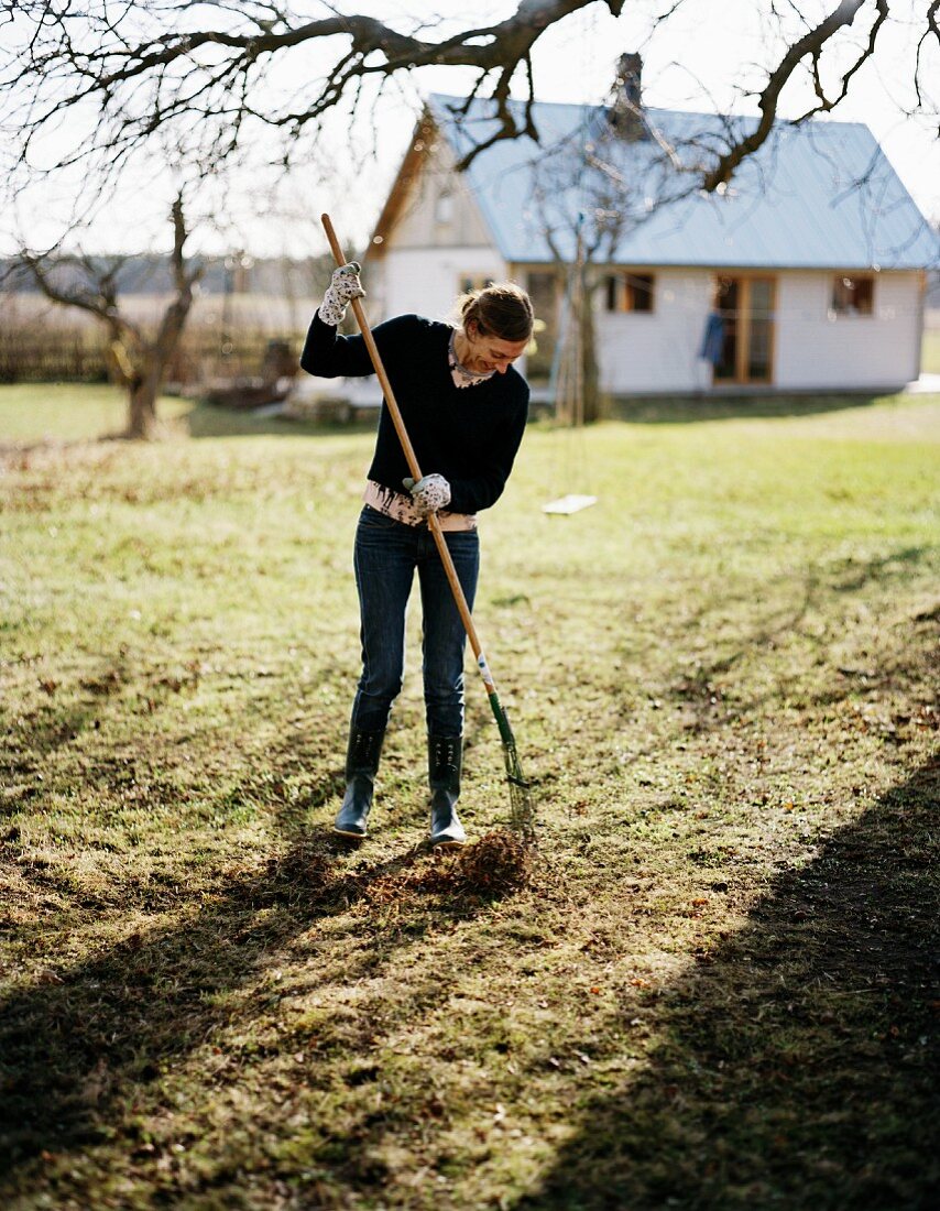 Frau bei der Gartenarbeit im Winter