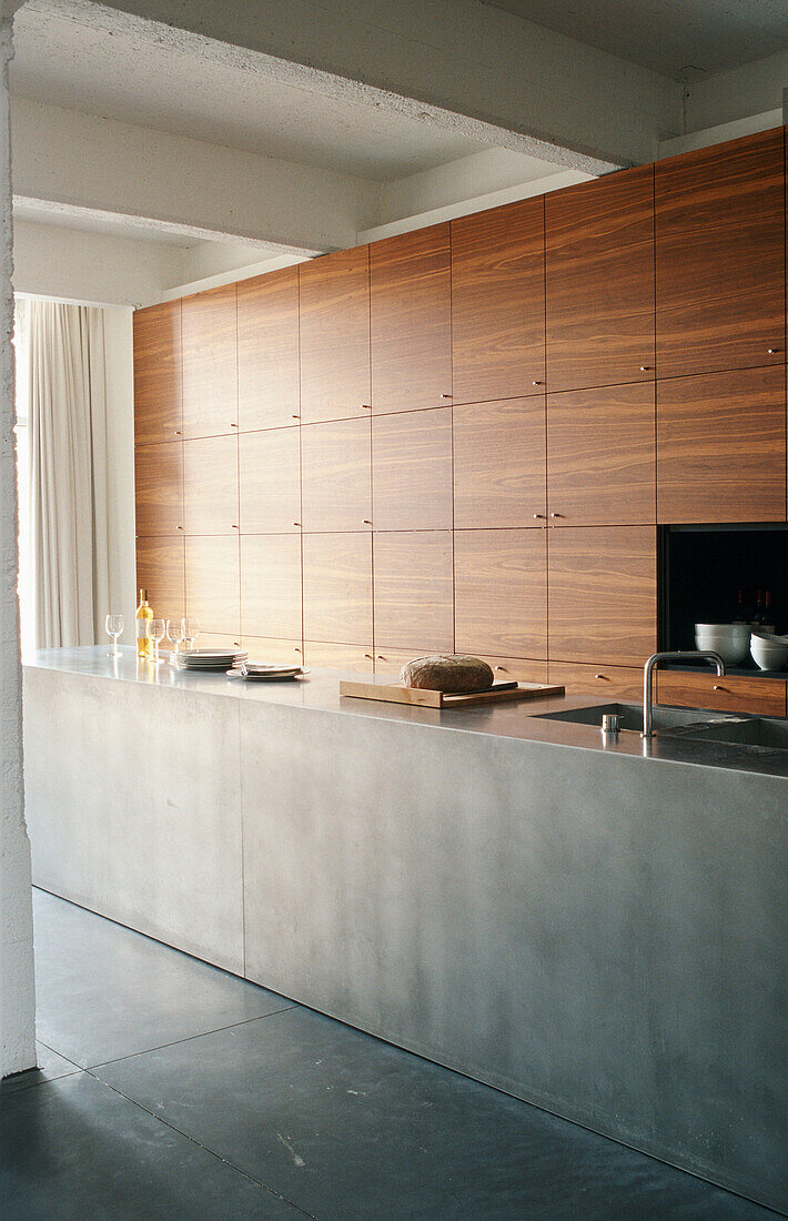 Moderne Küche mit Betonarbeitsplatte und Holzschränken
