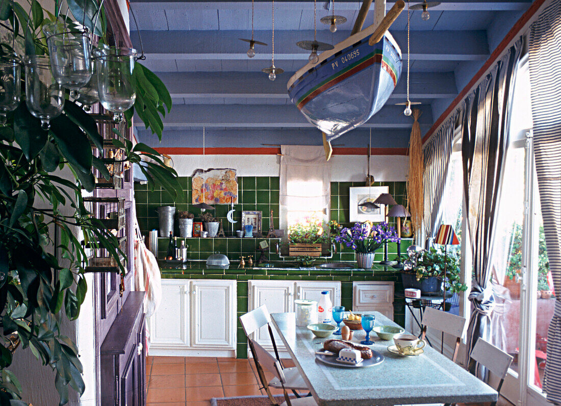 Küche mit Bootsdekoration und grünen Fliesen