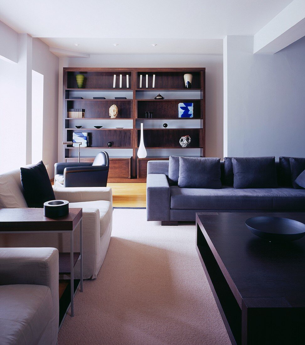 Eleganter Designer-Wohnraum mit kubischen Sitzmöbeln