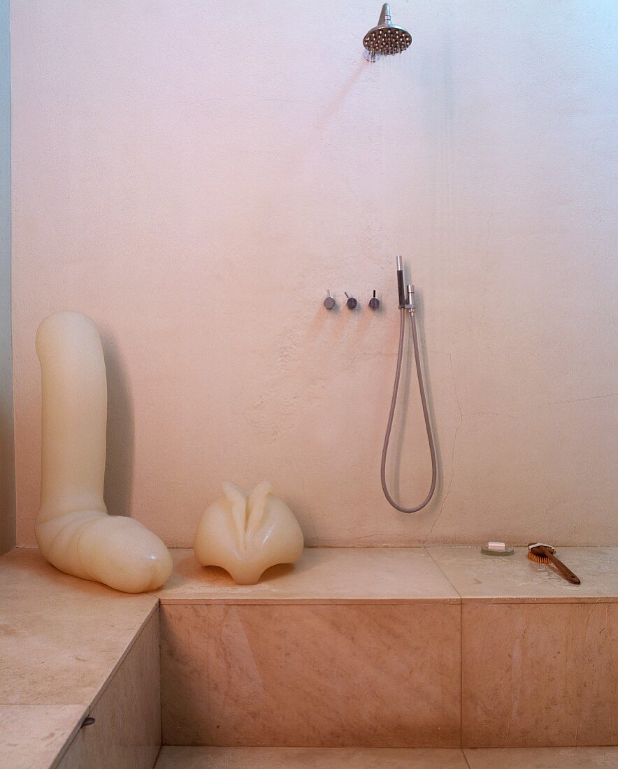 Designer Bad mit erotischen Skulpturen