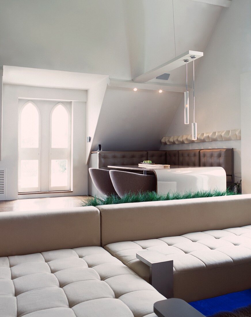 Helle Designer Couch übereck vor stylischem Essplatz im klassischen Ambiente