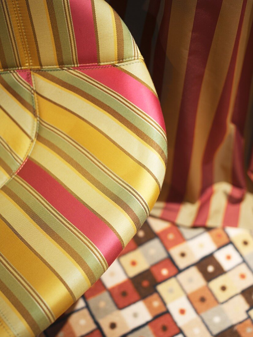 Bunter Mustermix für Stuhlbezug, Teppich und Vorhang