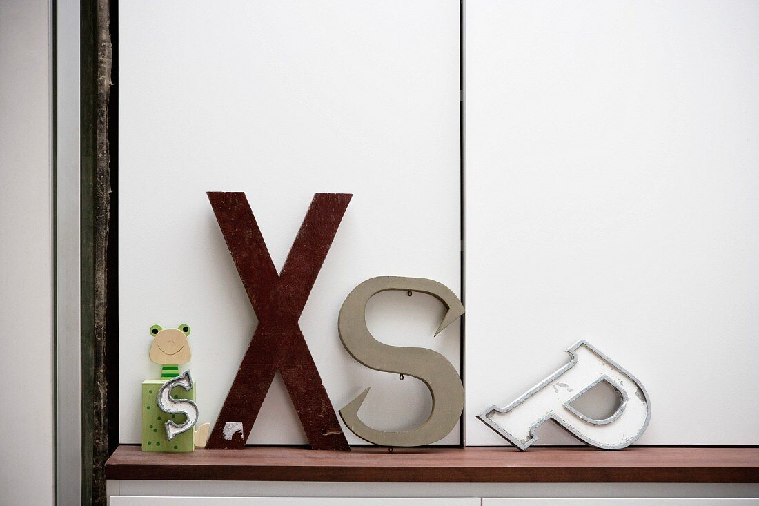 Buchstaben-Objekte auf Ablageboard