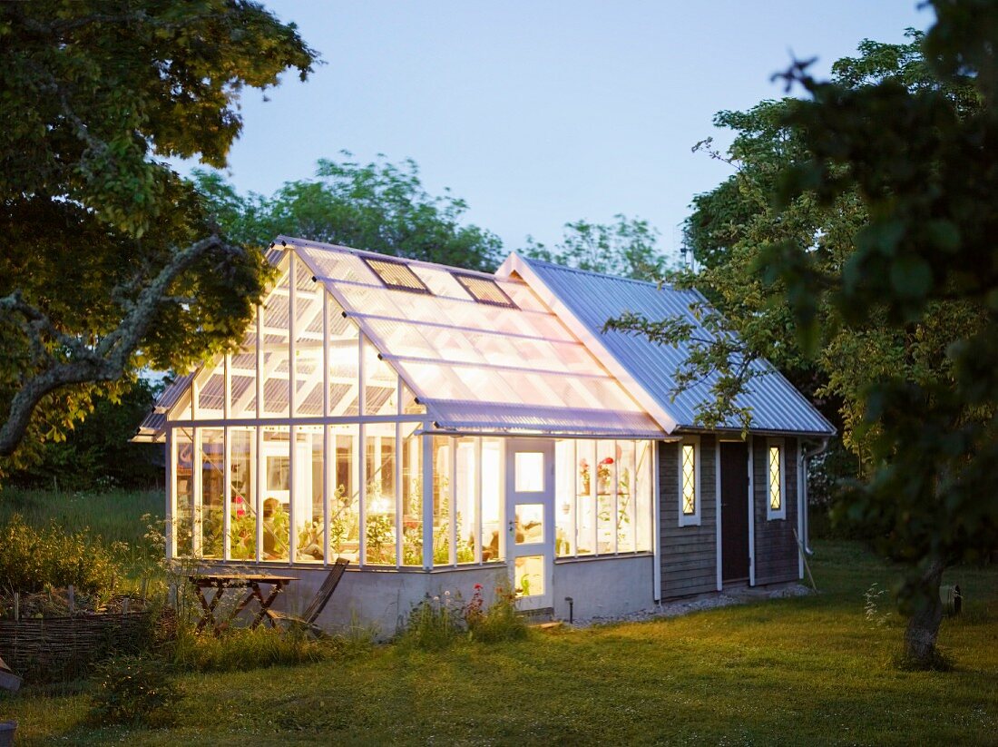 Country cabin with brightly-lit conservatory of equal size