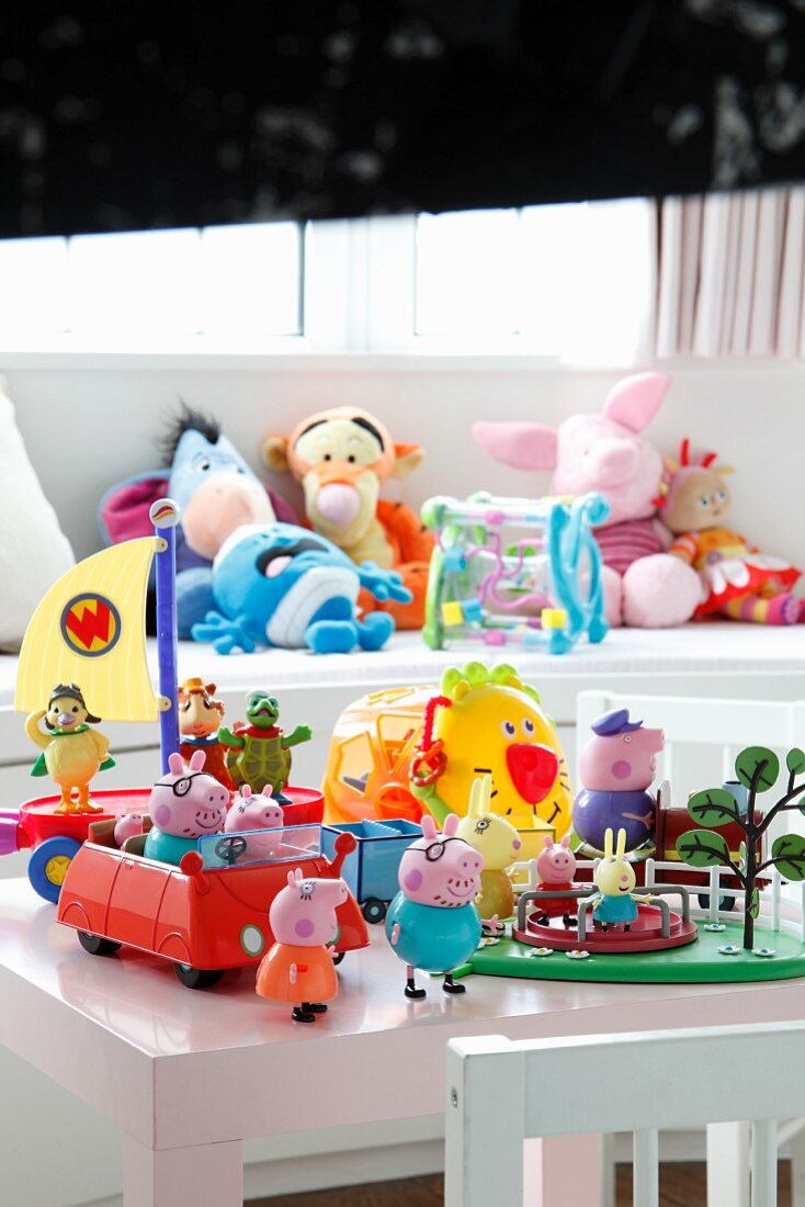 Verschiedene farbenfrohe Spielsachen auf Tisch & Sofa