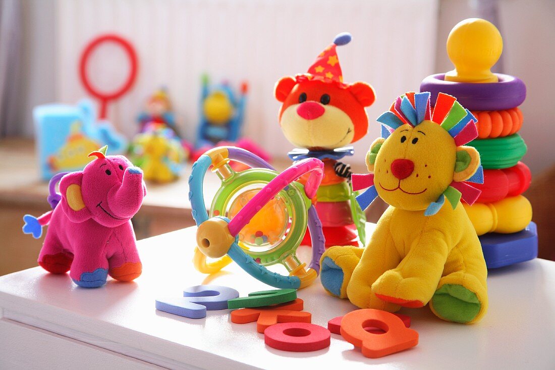 Farbenfrohe Stofftiere & Kleinkindspielsachen