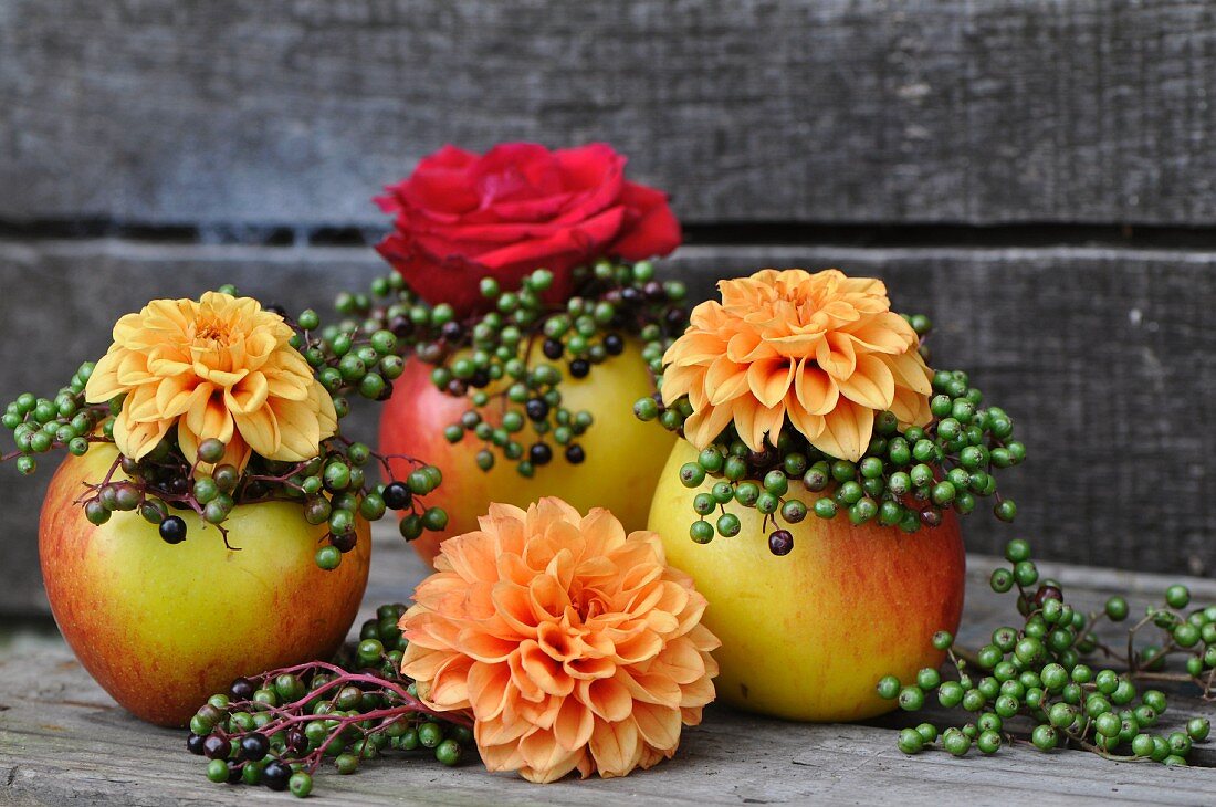 Herbstliche Deko mit Äpfeln als Vasen dekoriert mit Blüten & Beeren