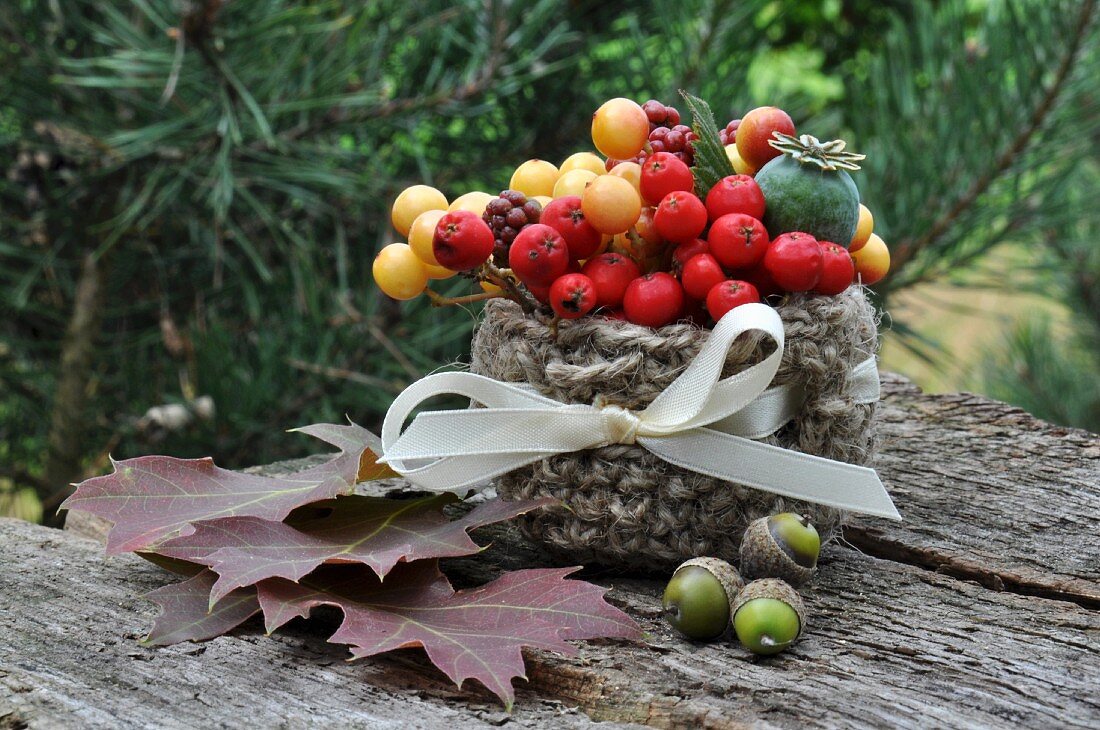 Herbstliche Deko mit Beeren, Zieräpfeln, Blättern & Eicheln