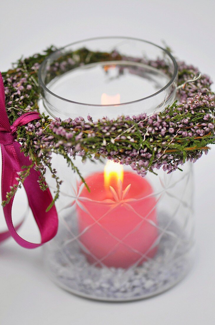 Kerzenglas mit Heidekränzchen dekoriert