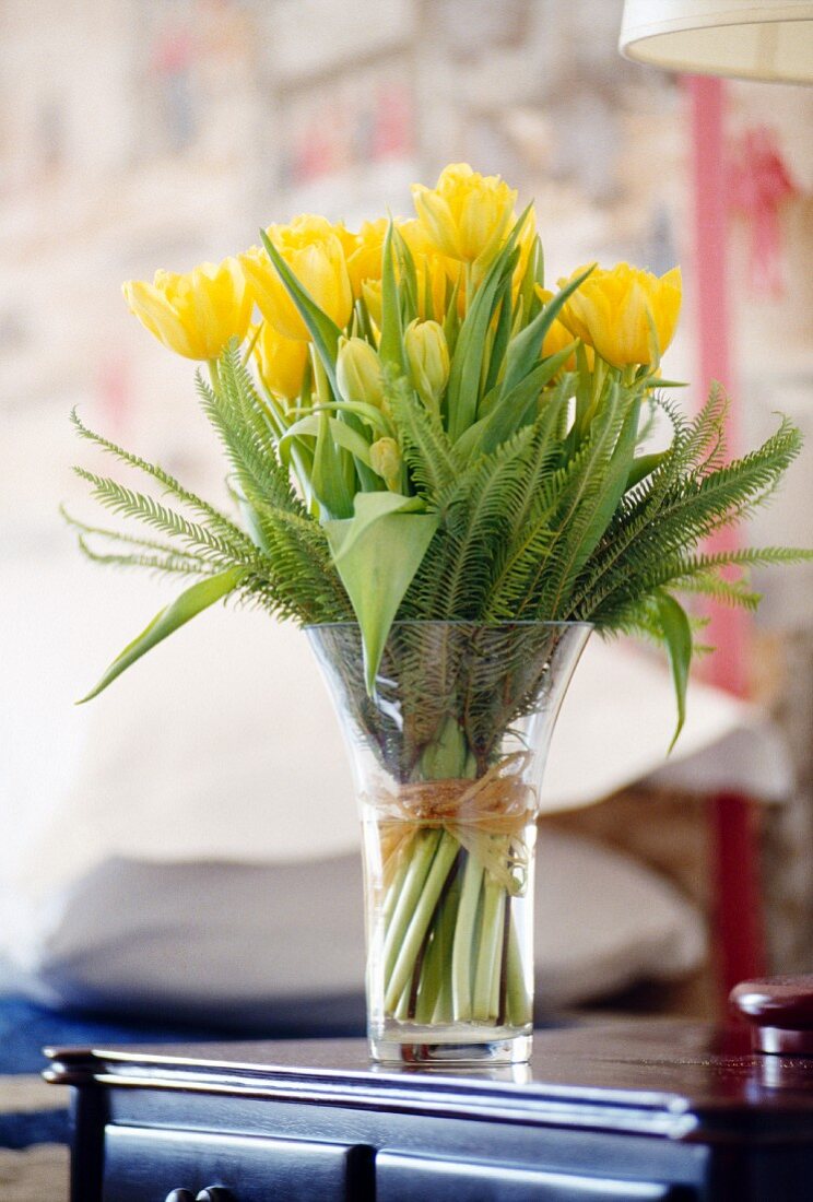 Tulpenstrauß mit gelben Tulpen & Farnblättern