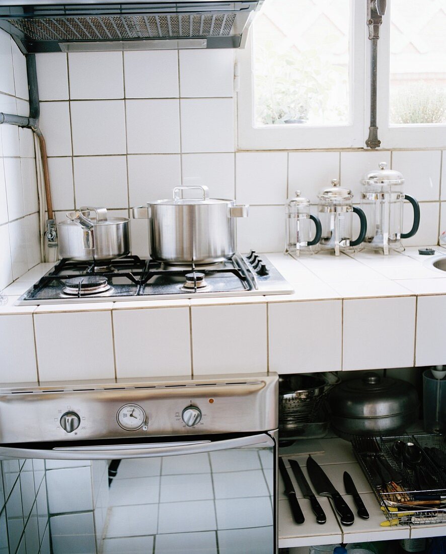 White-tiled kitchen corner with gas hob