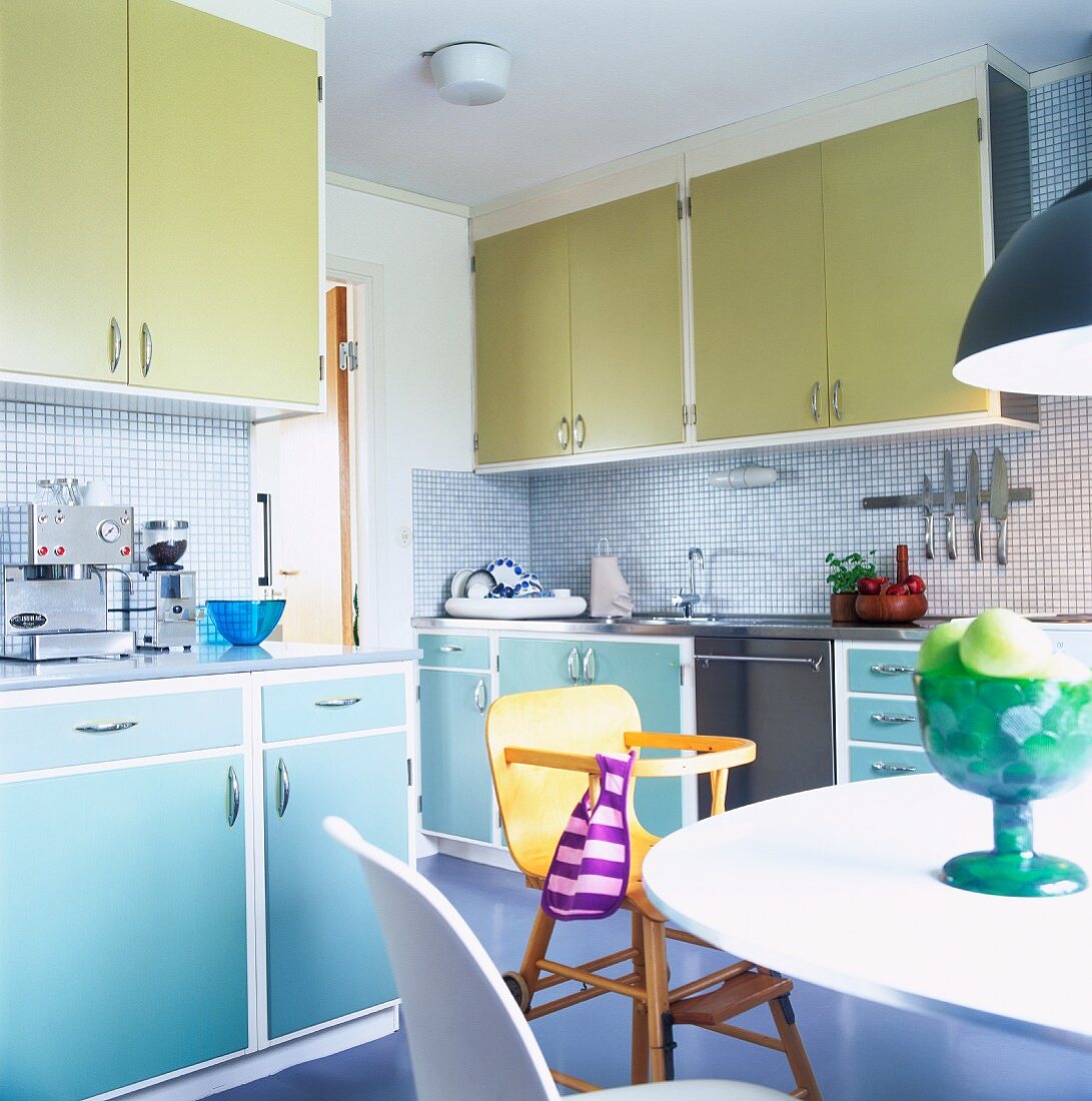 Pastellfarbige Schrankfronten in Küche