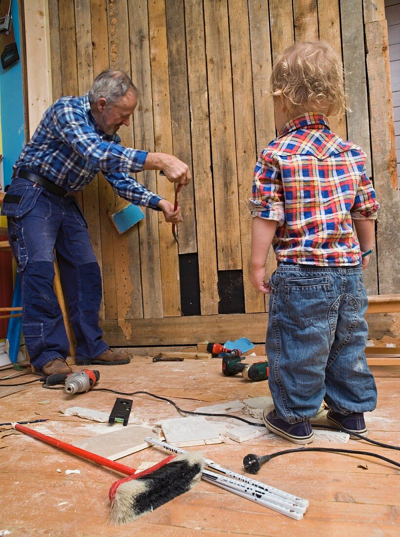 Opa und Enkel bei Handwerksarbeiten