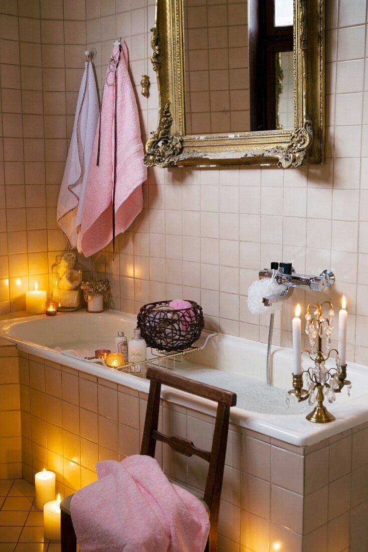 Bad mit Kerzenlichtstimmung im Vintagelook