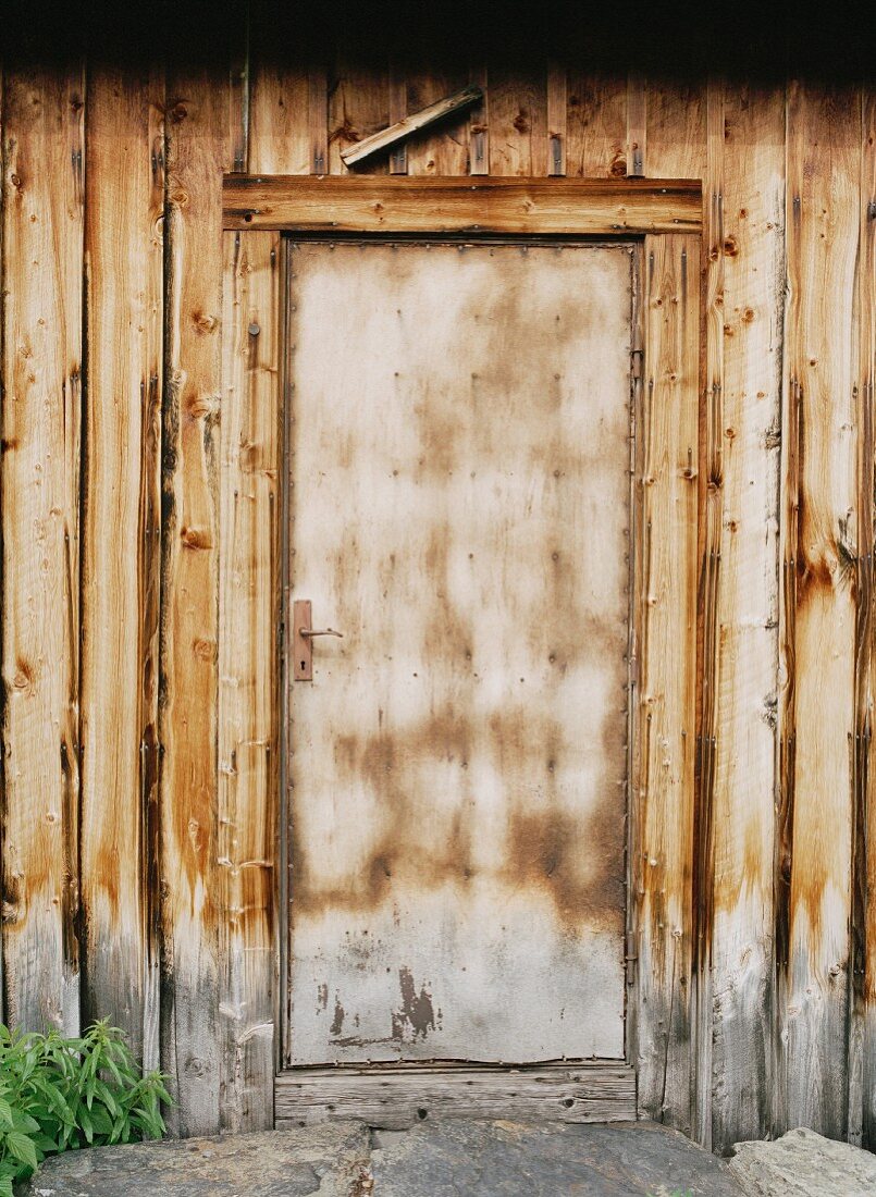 Alte Holztür bei einem Holzhaus
