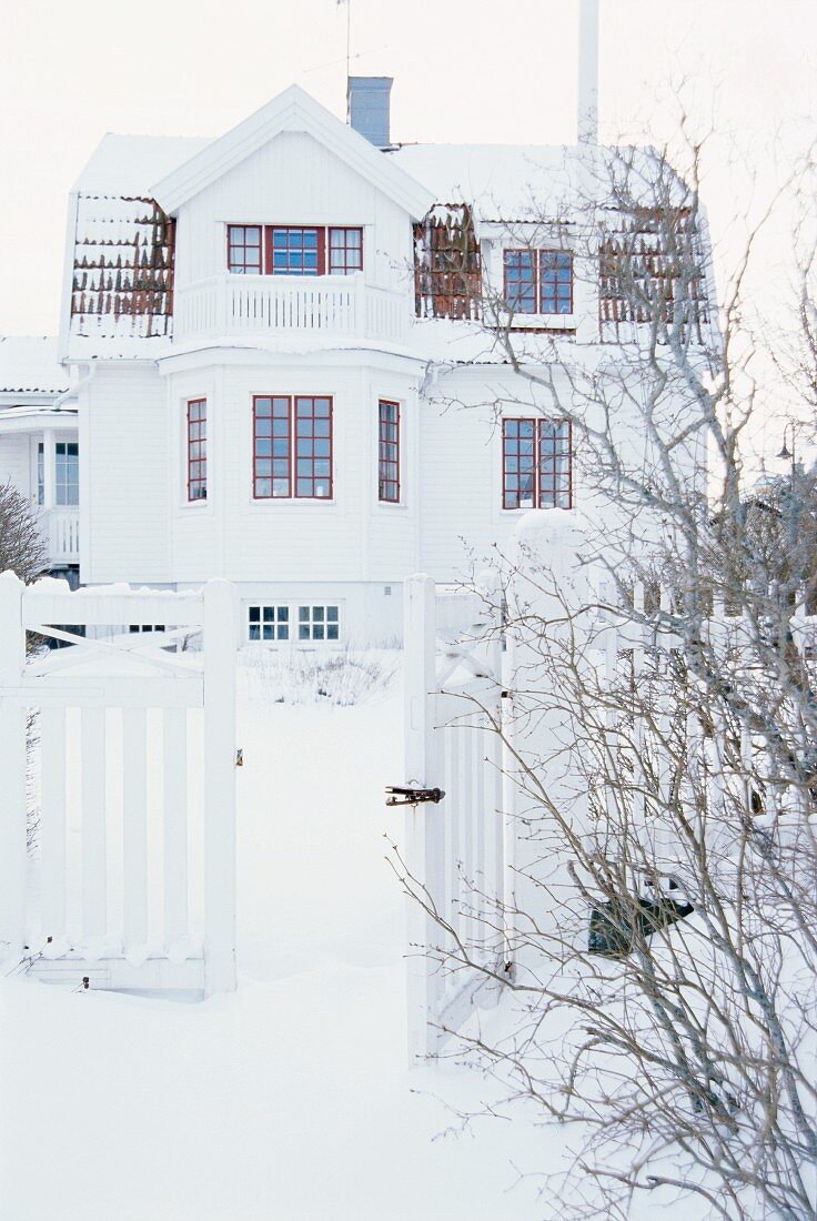 Skandinavisches Wohnhaus im Winter