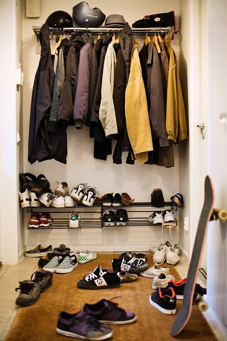Garderobenschrank mit Kleidern und Schuhen