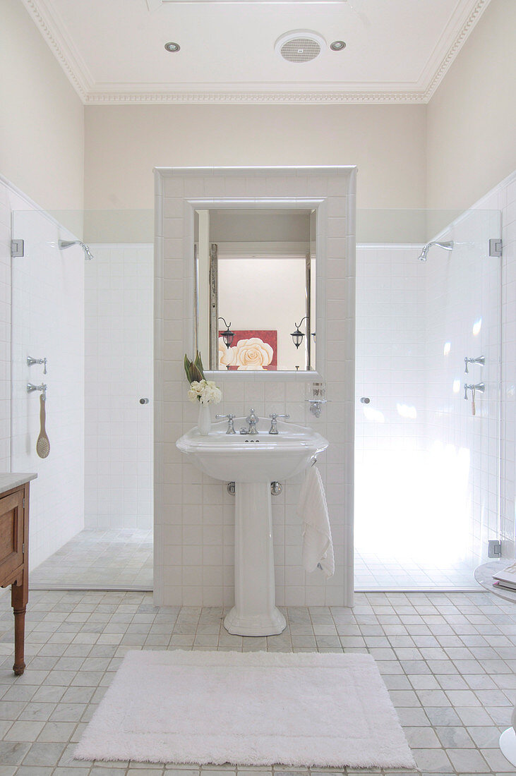 Renoviertes Bad mit Standwaschbecken vor Raumteiler und grosszügigem Duschbereich