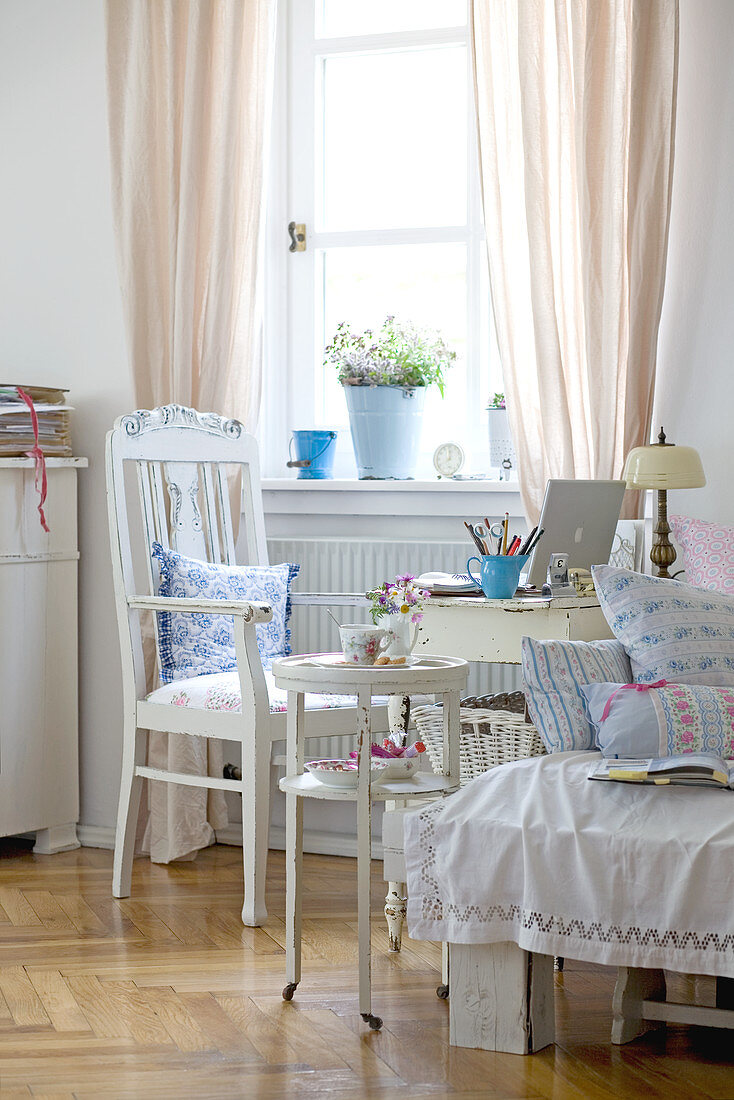 Kleines Homeoffice im romantischen Landhaus-Zimmer mit weissen, leichten Vintagemöbeln