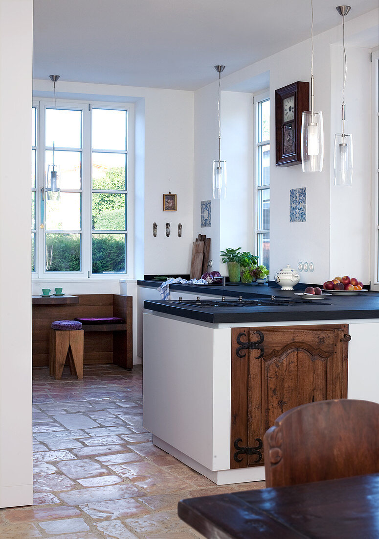 Offene Küche mit modernen und rustikalen Elementen im Wohnraum mit Natursteinboden