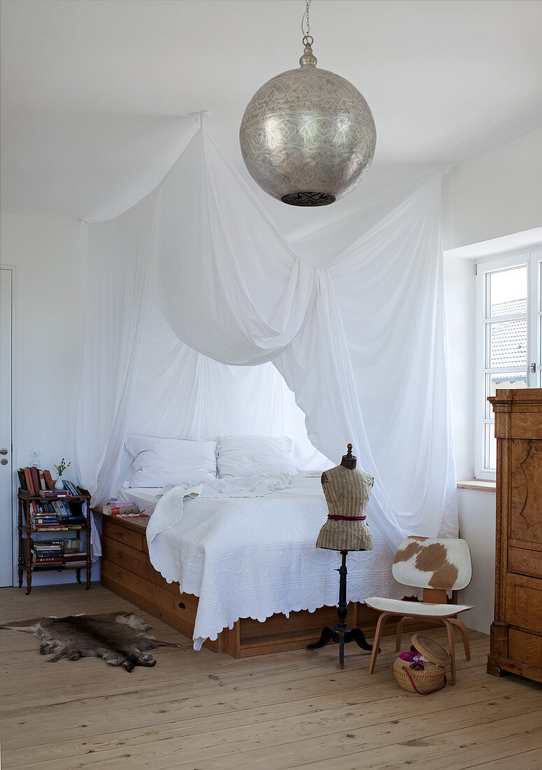 Podestbett mit herrlich drappiertem Betthimmel im Landhausschlafzimmer