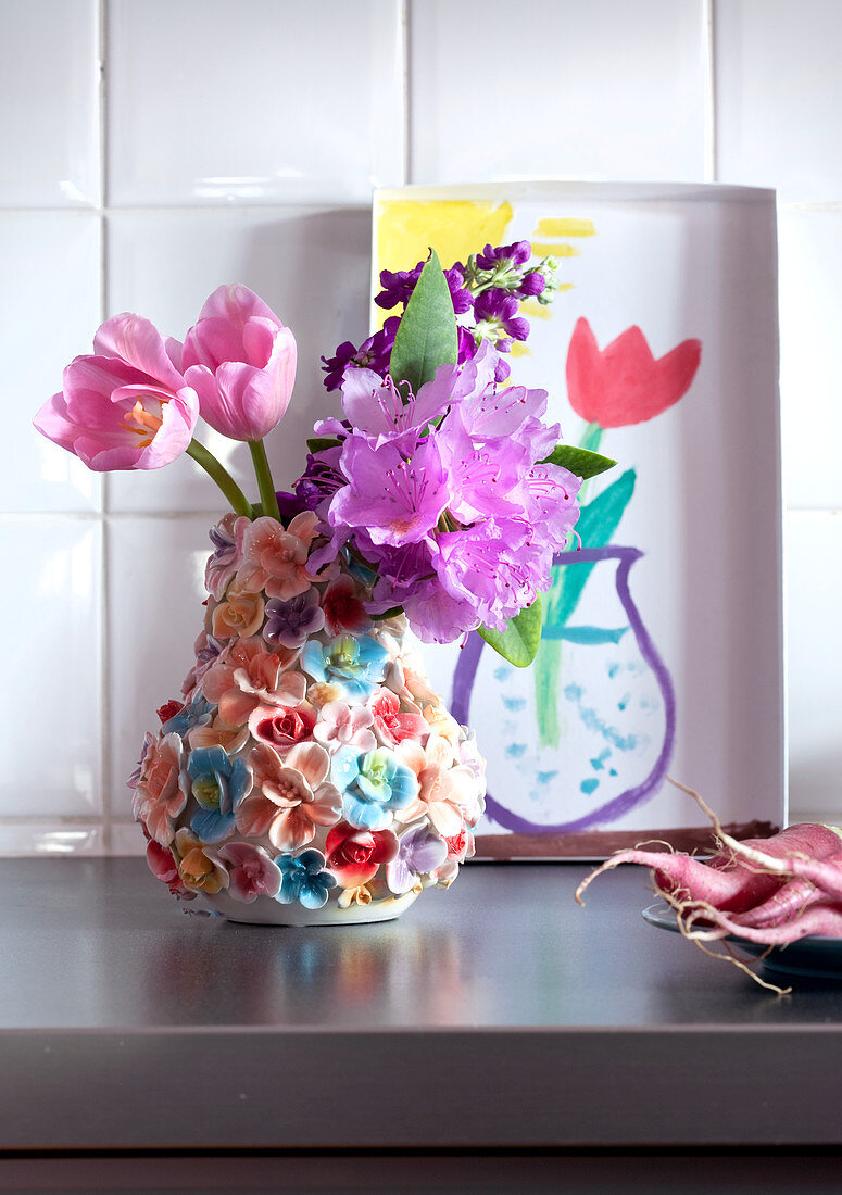 Stillleben in der Küche - Tulpen in Porzellanvase mit Blütenverzierung und Kinderzeichnung mit Blumenvase
