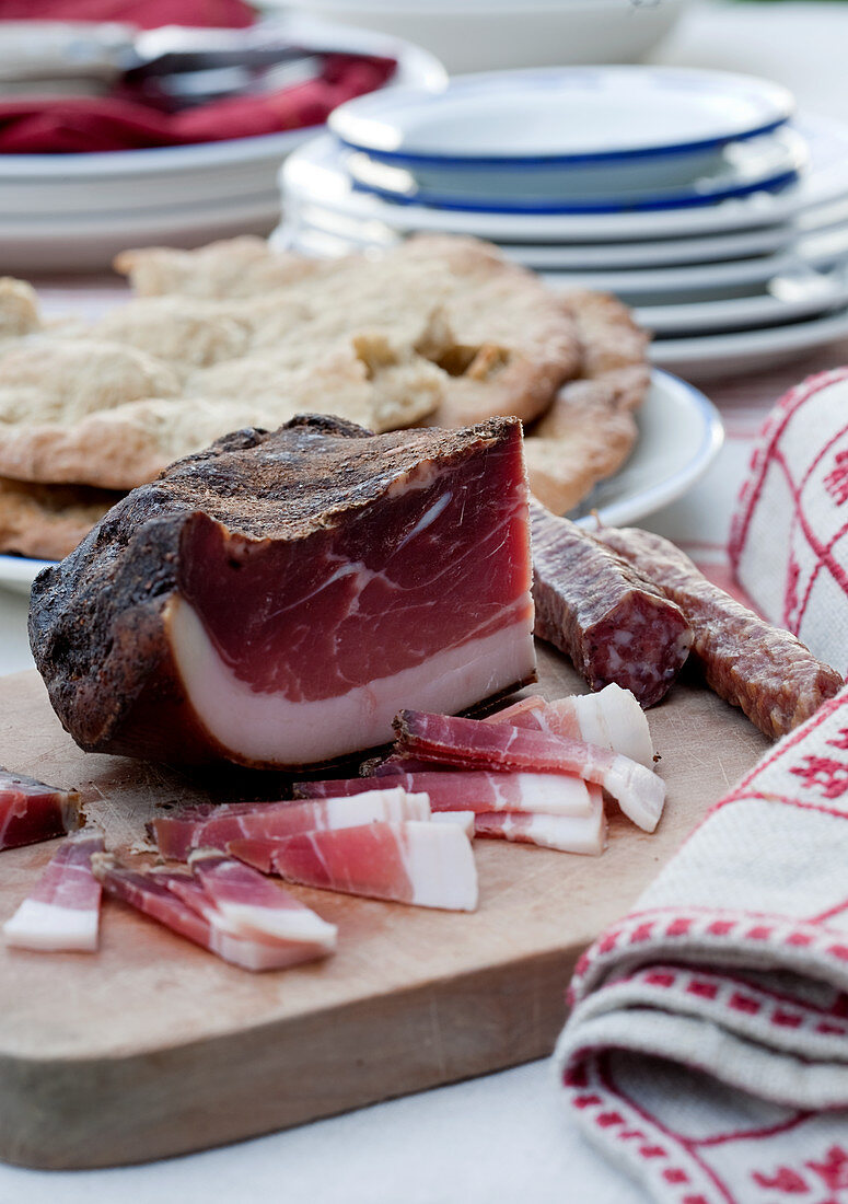 Südtiroler Speck und Wurst auf Schneidebrett