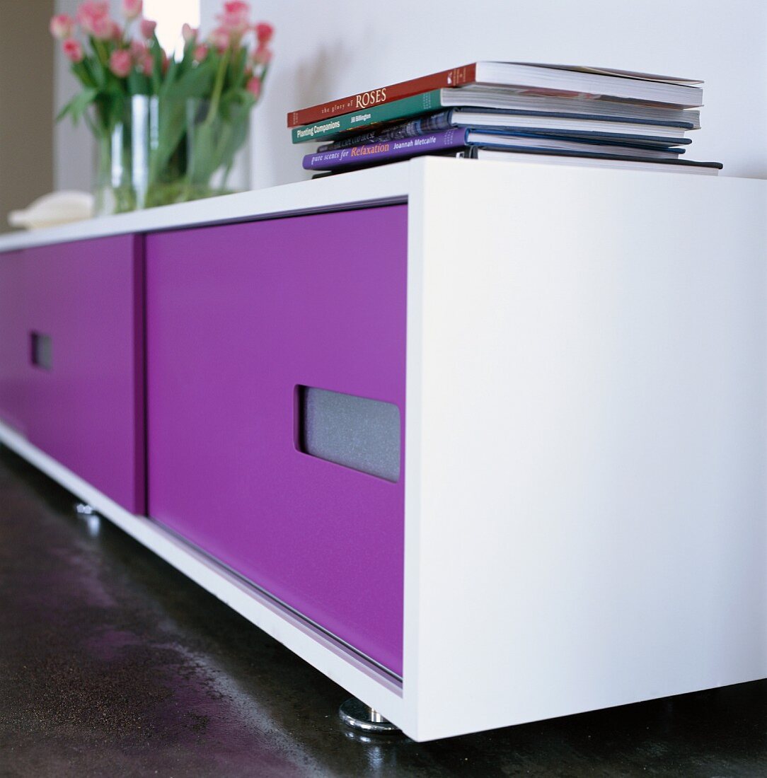Sideboard mit violett lackierter Schiebetür