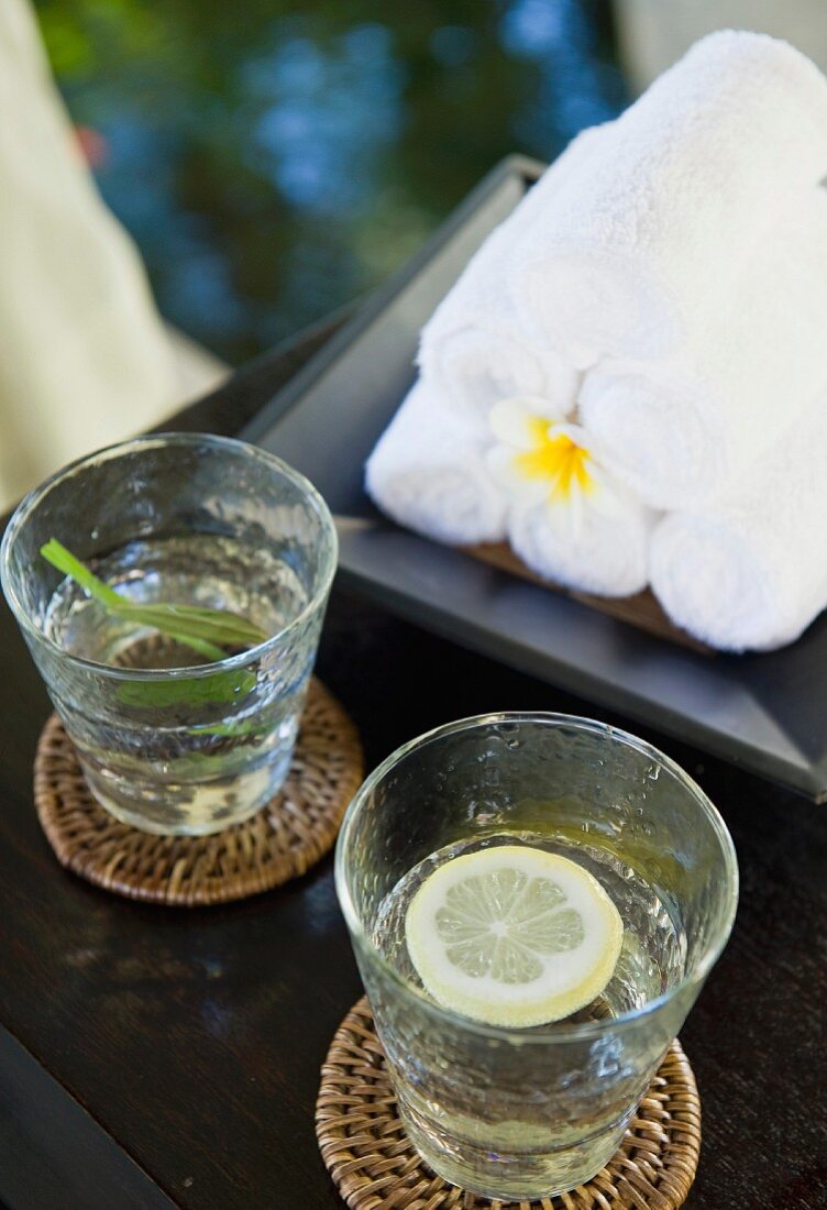 Drinks and towels at the Hotel and Ayurveda Spa Shanti Maurice (Mauritius)