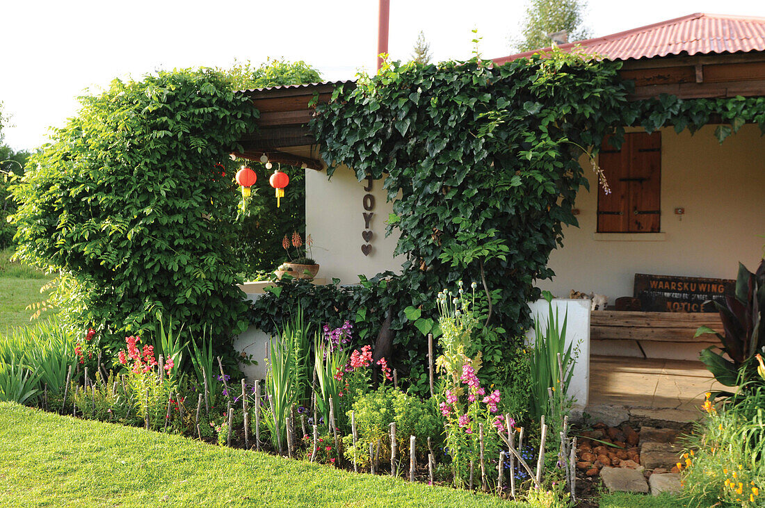 Blick auf ein Haus mit Garten