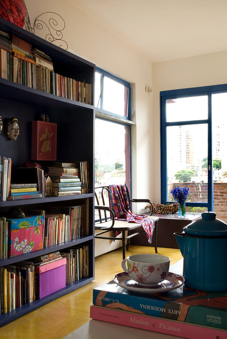 Blaues Bücherregal im Zimmer mit gelbem Zementboden