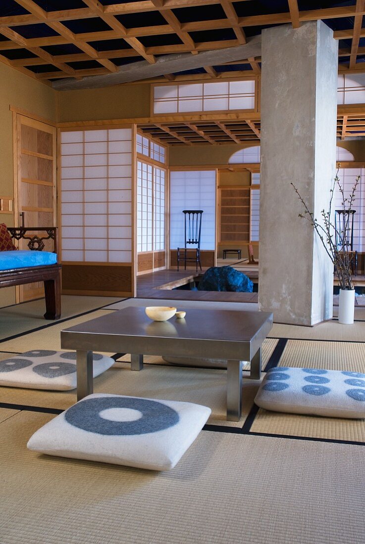 Japanischer Teeraum mit Bodenkissen um Tisch