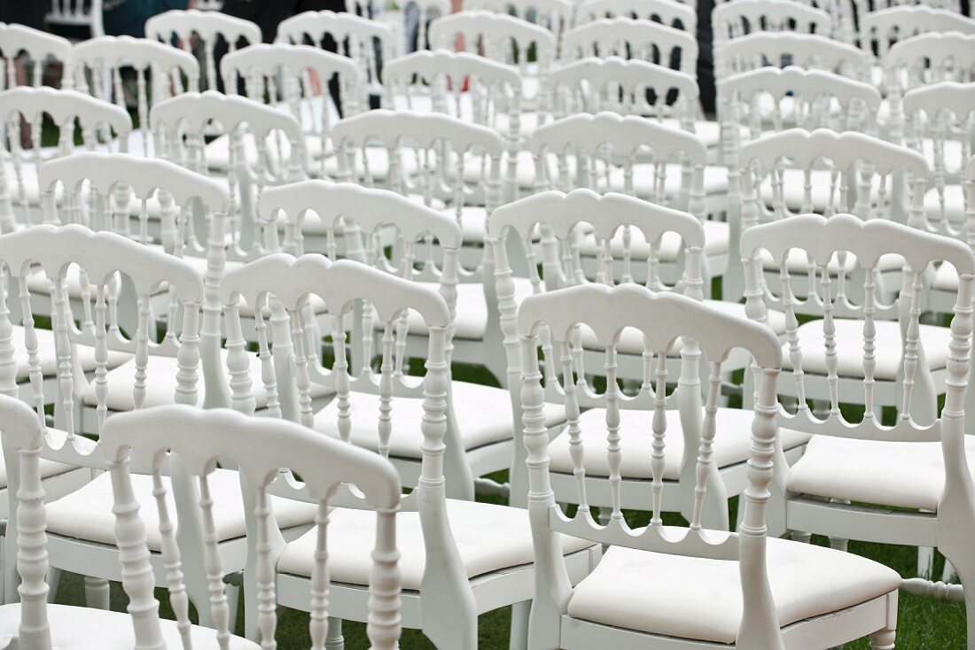 weiße Stühle auf einer Wiese