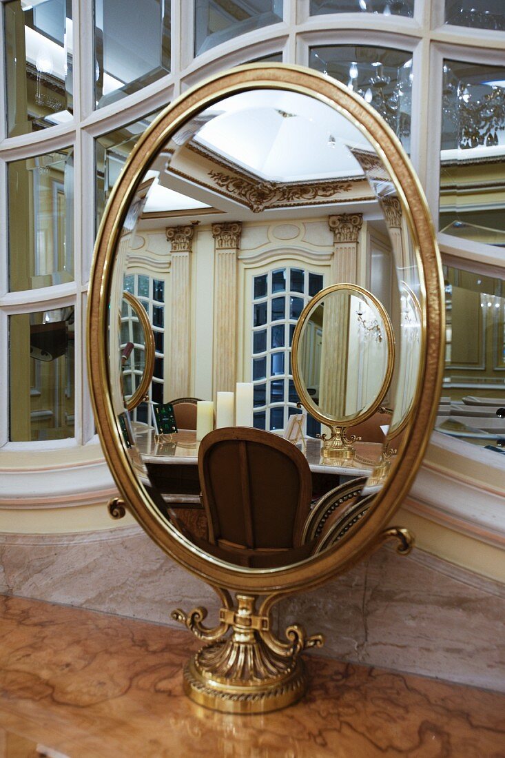 Elegantes Hotelzimmer spiegelt sich in nostalgischem ovalem Standspiegel