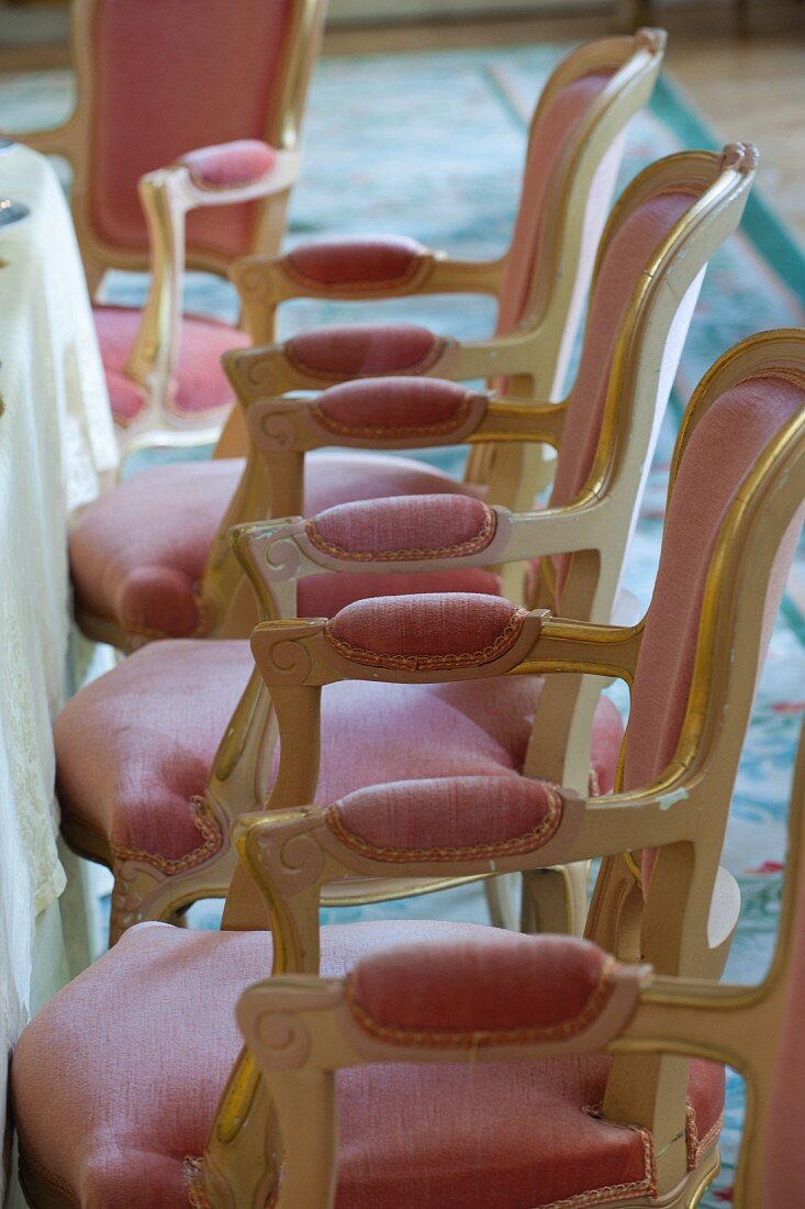 Antike Stühle im Hotelrestaurant