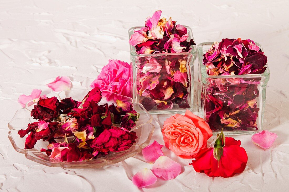 Rosenblüten und getrocknete Rosenblütenblätter